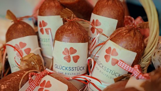 Gluecksstueck-Hof_Bielfeldt_Wurstkorb.jpg Gluecksstueck-Hof_Bielfeldt_Wurstkorb.jpg