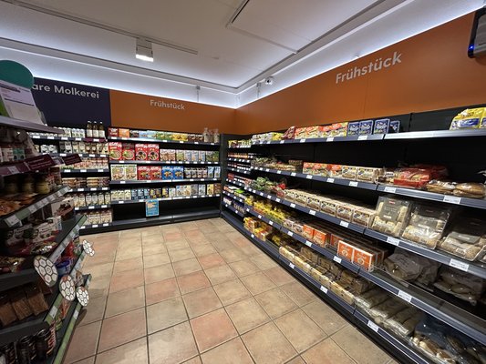 Tante_Enso_Holtsee_Innen_brot_01.jpg Tante_Enso_Holtsee_Innen_brot_01.jpg