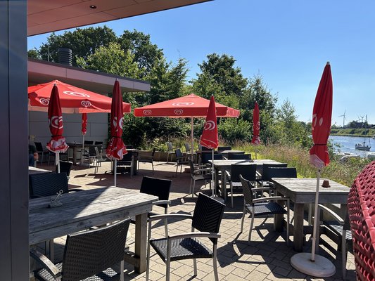Kanal-Imbiss_außen_Terrasse_01.jpg Kanal-Imbiss_außen_Terrasse_01.jpg