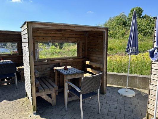 Kanal-Imbiss_außen_überdachte-SItzgelegenheit_01.jpg Kanal-Imbiss_außen_überdachte-SItzgelegenheit_01.jpg