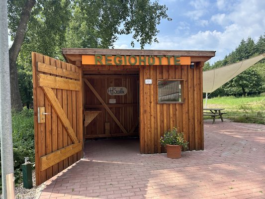 Hof-Saelde_Regiomat_Hütte_01.jpg Hof-Saelde_Regiomat_Hütte_01.jpg