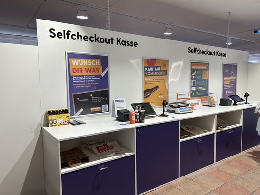 Tante_Enso_Holtsee_Innen_Kasse_01.jpg Tante_Enso_Holtsee_Innen_Kasse_01.jpg