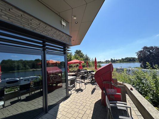 Kanal-Imbiss_außen_Terrasse_04.jpg Kanal-Imbiss_außen_Terrasse_04.jpg